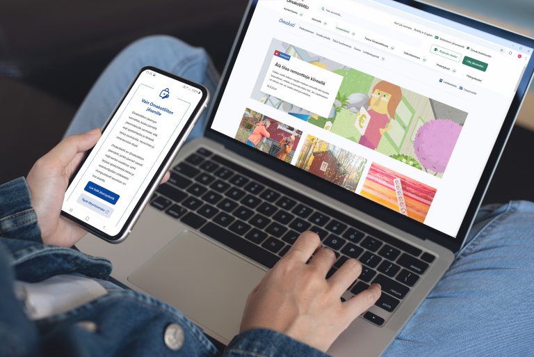Henkilö selaa Omakotilehden verkkosivua läppärillä ja mobiililaitteella.